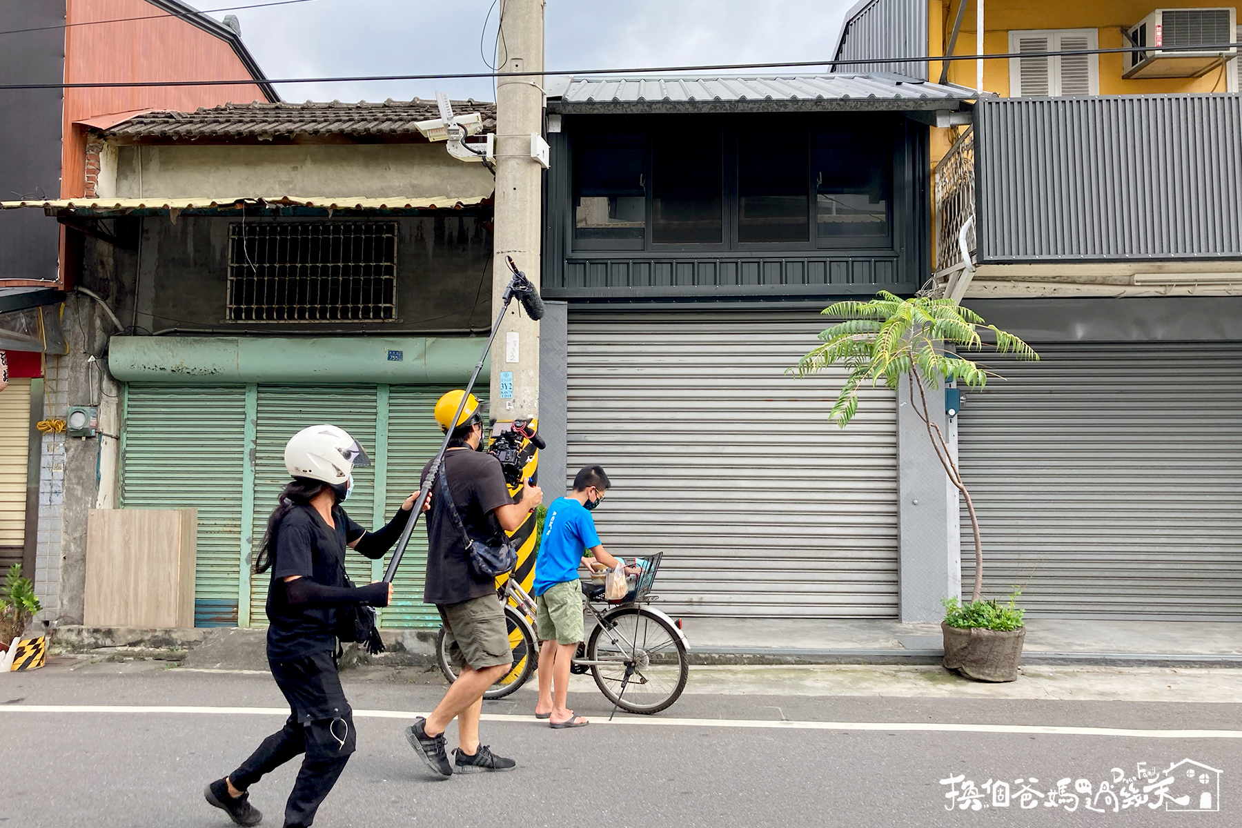 國中生宏澧（右）突然騎腳踏車出門，完成接待家庭父母交待的採買任務。（公視提供）