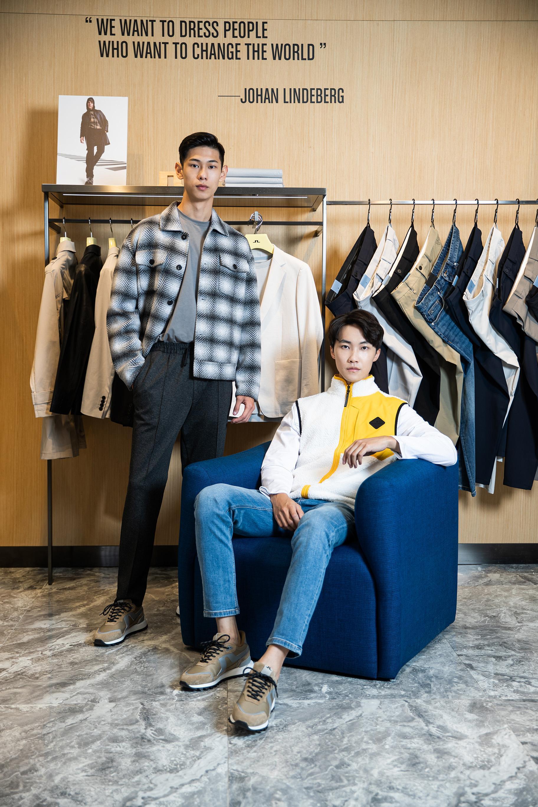 左:鑽石胸章有機棉T-ShirtNT$3,48、復古馬賽克格紋羊毛外套NT$15,98、雙色細格錐形長褲NT$6,980 右:經典Logo純棉長袖T-ShirtNT$4,98、工裝風毛絨恆溫背心NT6,980、淺色經典修身水洗牛仔褲NT$6,980。(J. LINDEBERG提供)