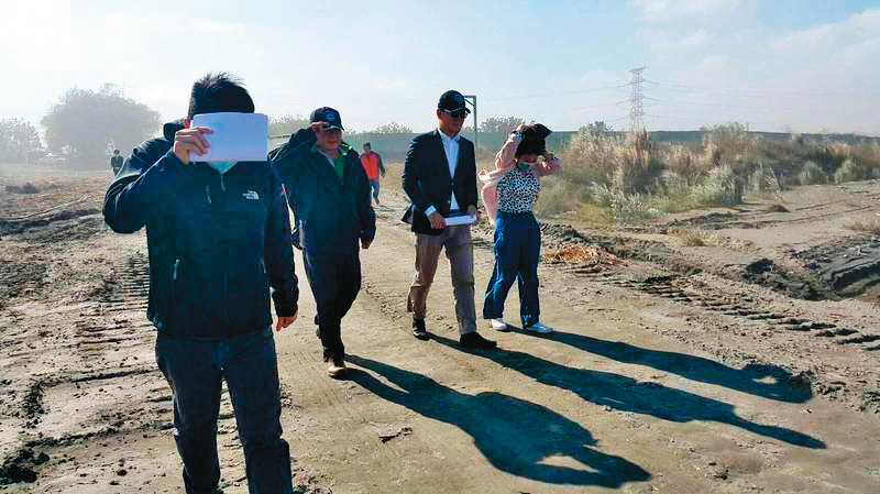 劉建國（右2）曾將前行政院長賴清德帶到濁水溪低灘，感受沙塵暴威力。（劉建國辦公室提供）