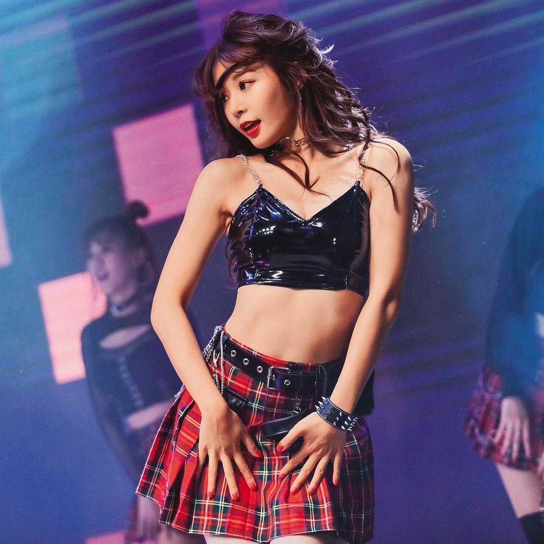Yuri承襲一貫豪爽風格，展現酷帥甜美感。（翻攝自Yuri IG）