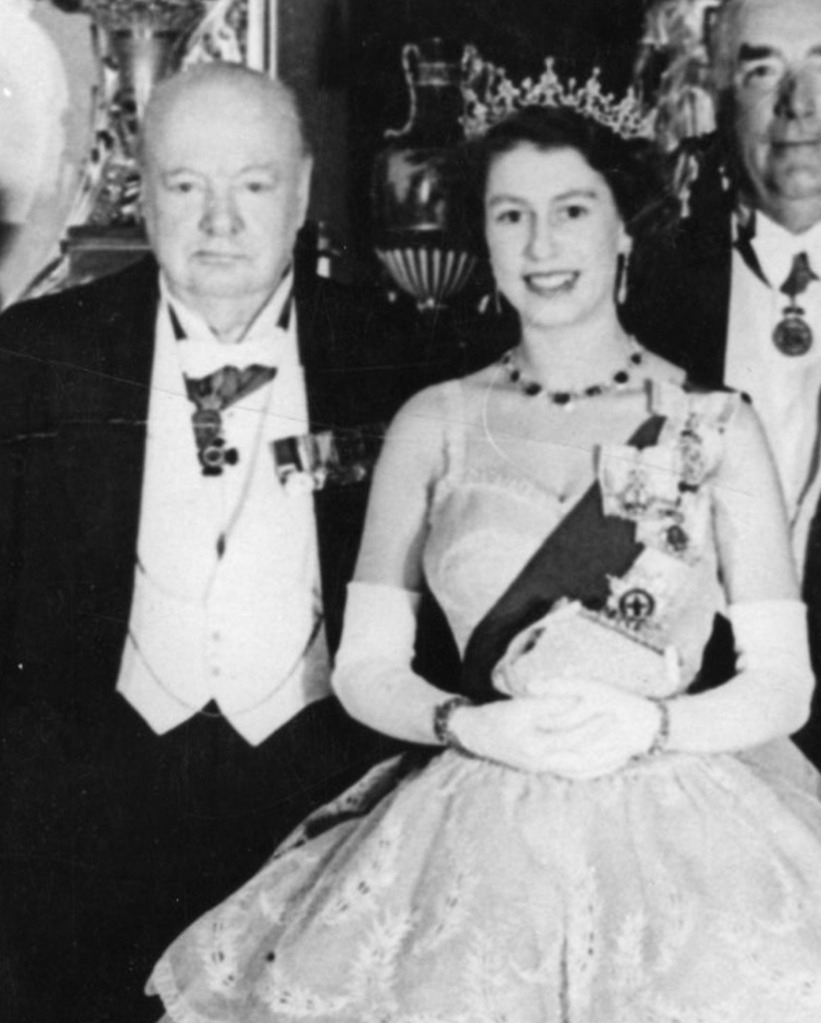 伊莉莎白二世任內的第一位英國首相是邱吉爾。（翻攝The Royal Family臉書）