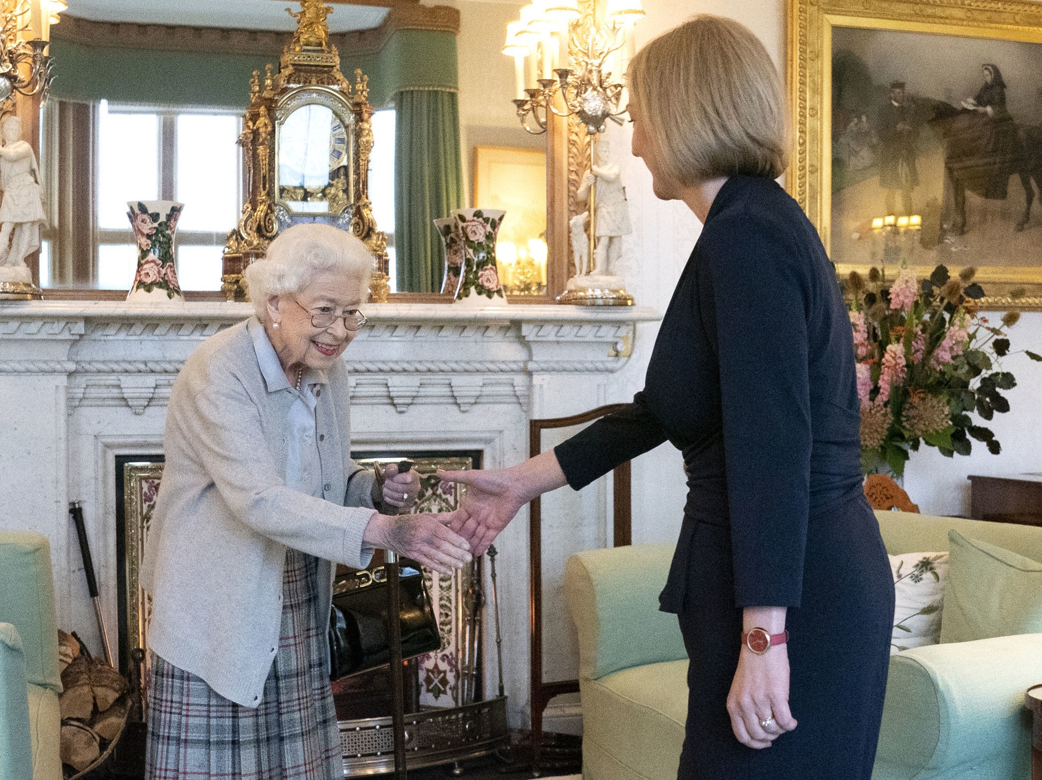 英國女王6日才在巴爾莫勒爾任命新首相特拉斯。（翻攝The Royal Family臉書）