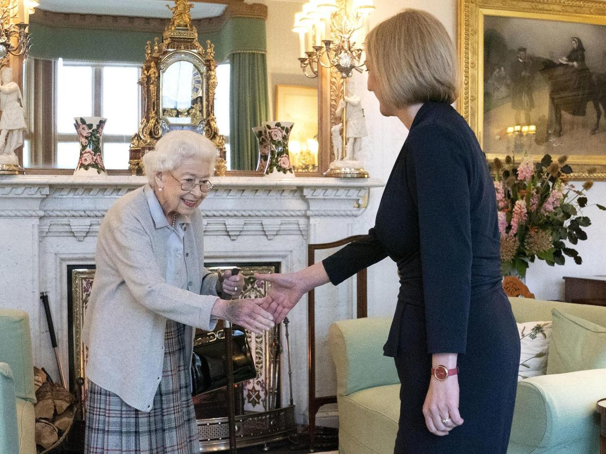英國女王6日才正式任命特拉斯成為新首相，也是她最後一次公開露臉。（翻攝The Royal Family臉書）