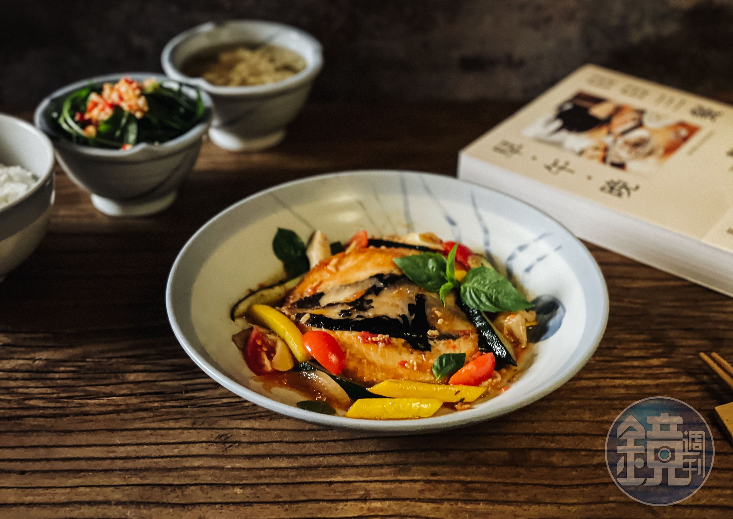 葉怡蘭設計的兩菜一湯一飯，主菜是「番茄味噌酒釀虱目魚」。（中央書局提供）