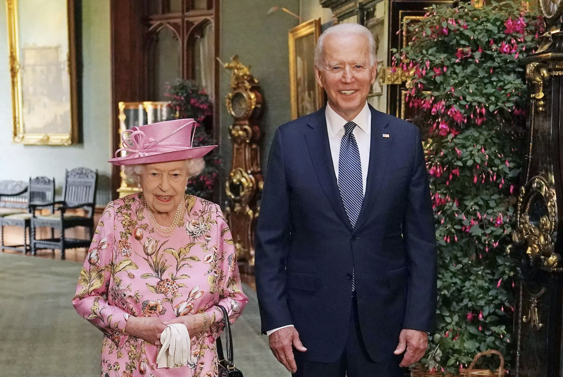 拜登（右）追憶英國女王伊莉莎白二世（左）。（翻攝推特）