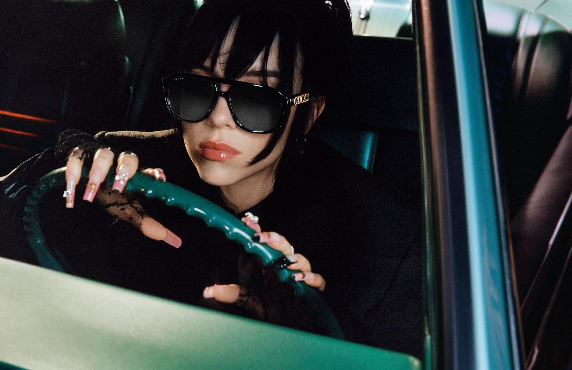 GUCCI 2022眼鏡系列向黑色電影的氛圍致敬,品牌邀來Billie Eilish演繹品牌的經典美學。(古馳提供)