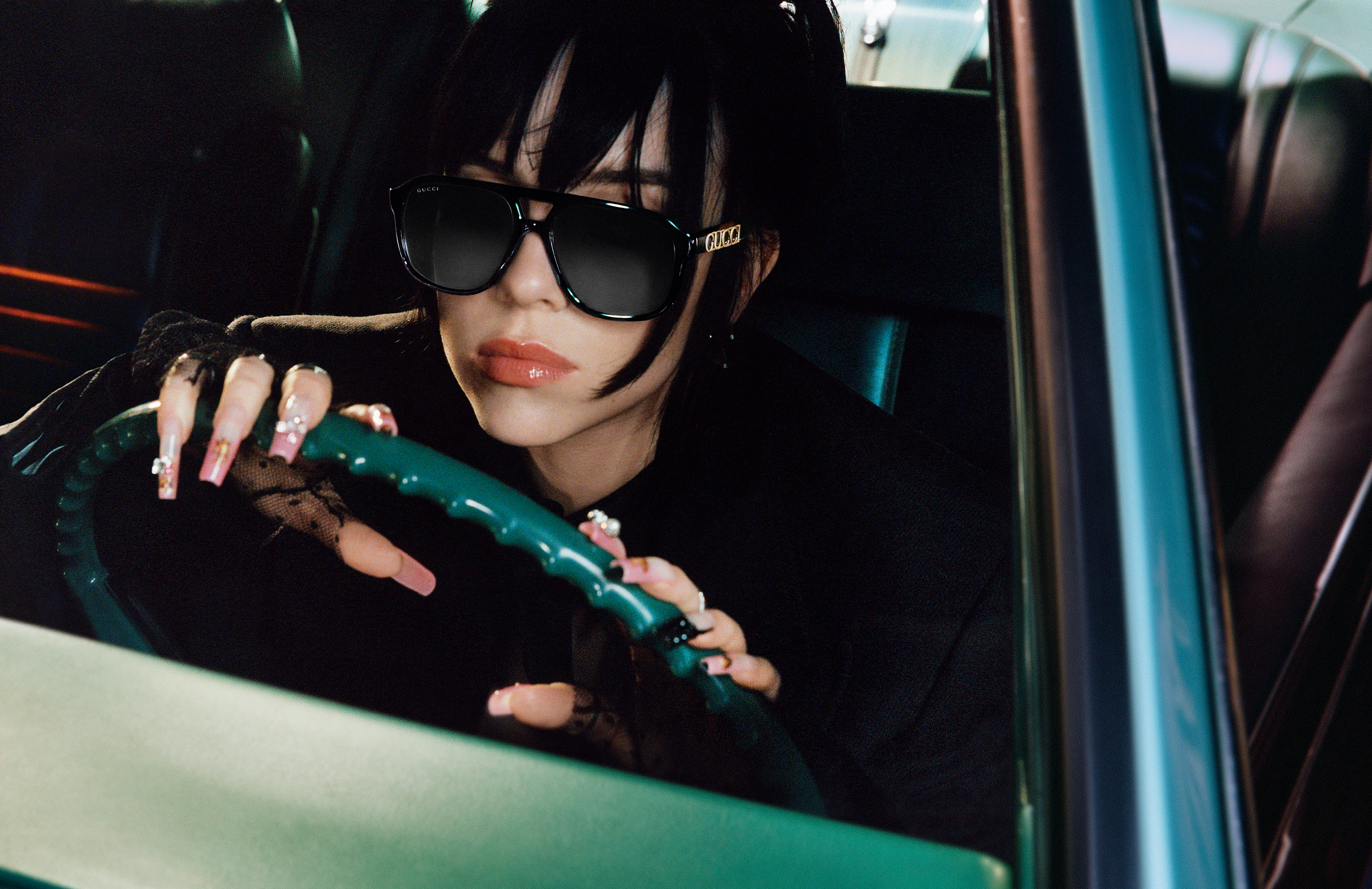 GUCCI 2022眼鏡系列向黑色電影的氛圍致敬，品牌邀來Billie Eilish演繹品牌的經典美學。（古馳提供）