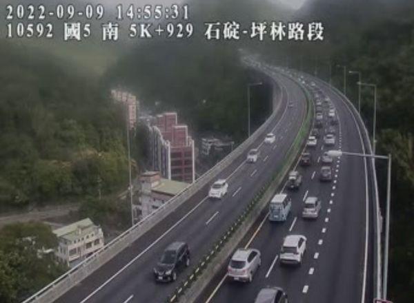 今國5下午湧現一波車潮，比上午更塞。（翻攝自高公局）