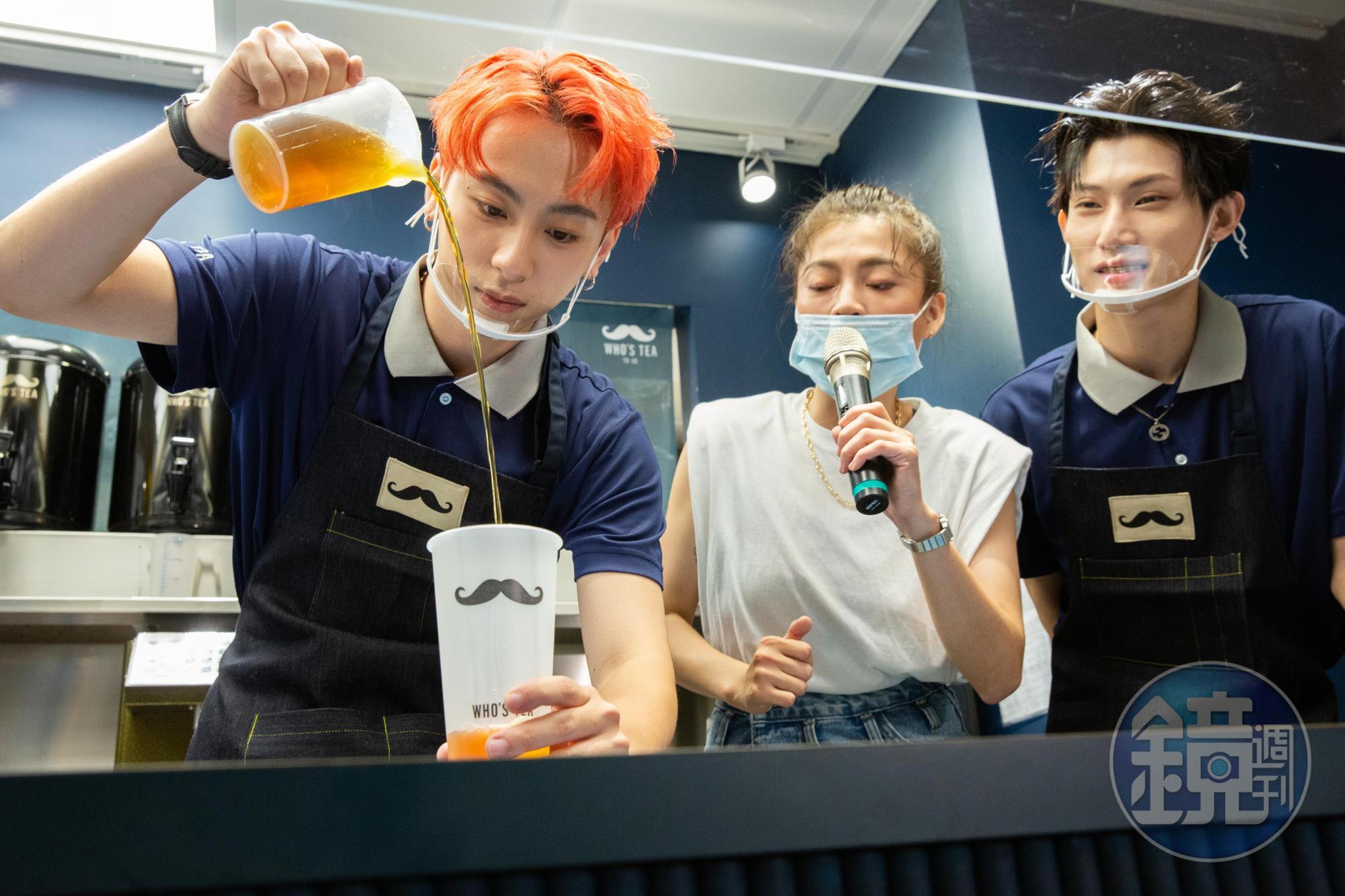 曹家齊與唐立杰現場製作飲料，在咖啡店打工過的曹家齊手法相當純熟。
