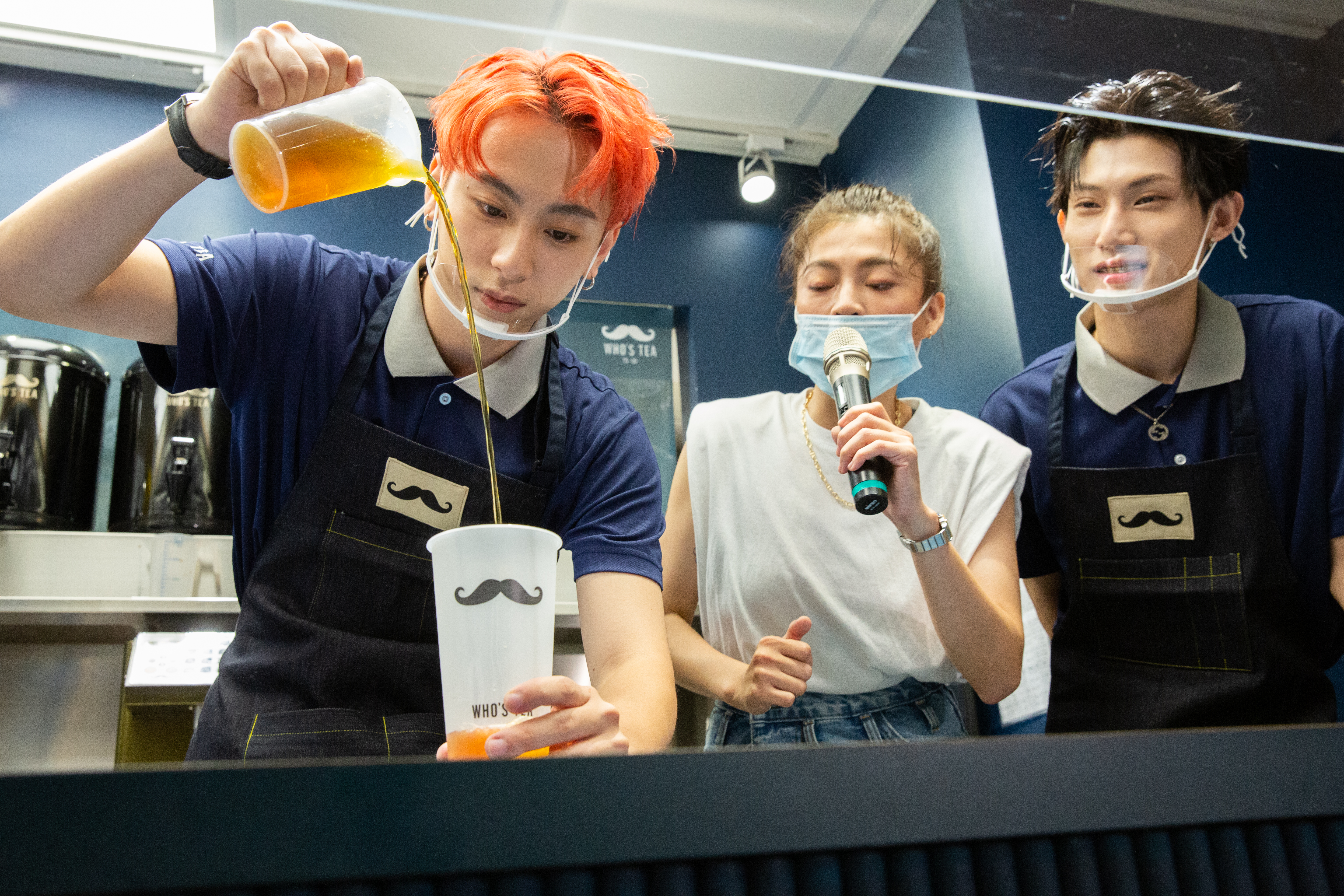 曹家齊與唐立杰現場製作飲料,在咖啡店打工過的曹家齊手法相當純熟。
