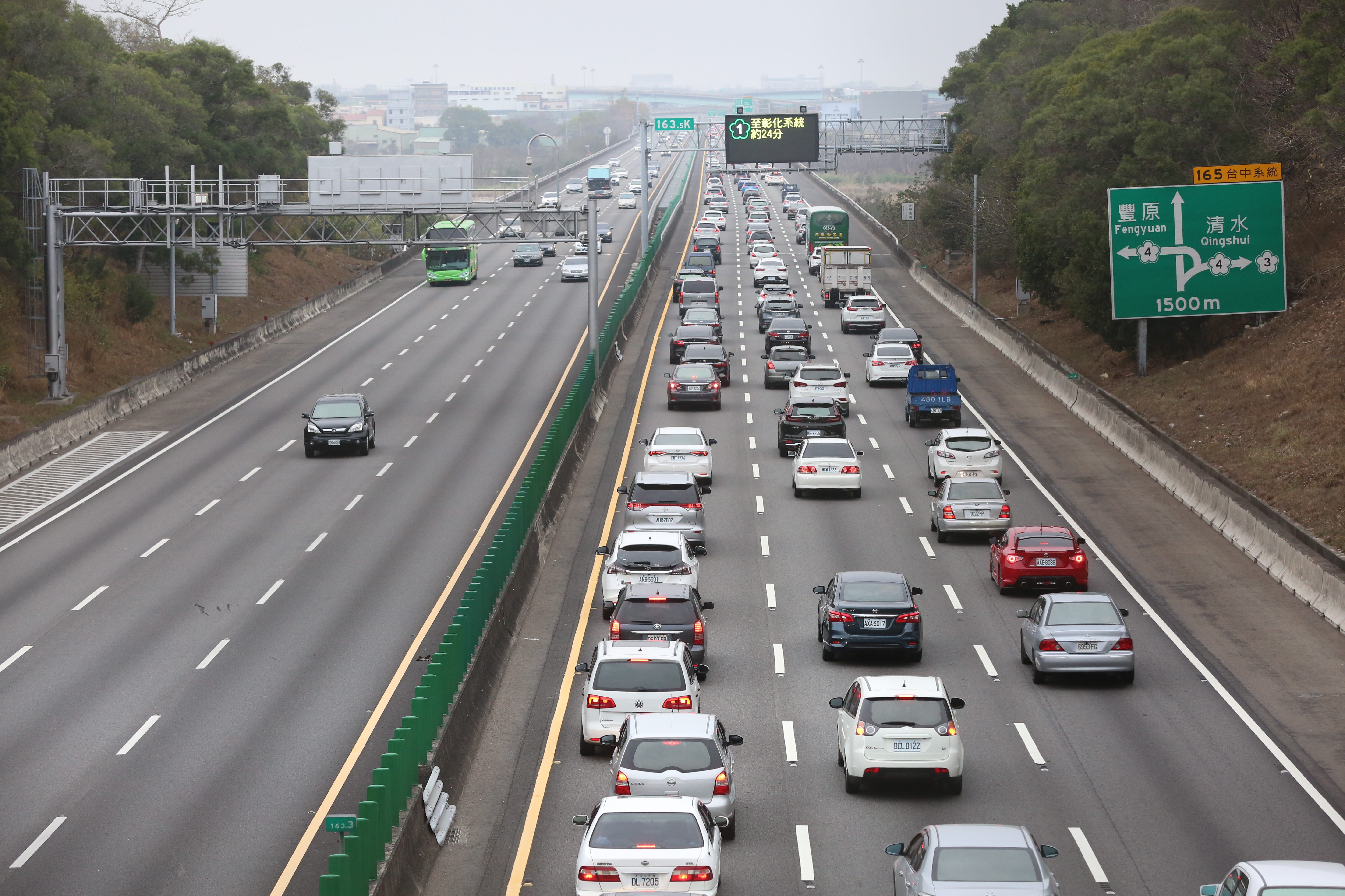 高速公路局預估交通量將達108百萬車公里，上午以南下、下午以北返車潮為主，其中國5壅塞尤為嚴峻。（本刊資料照）