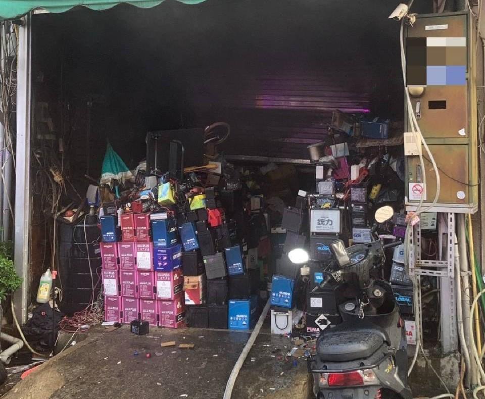 高雄鳳山區建國路三段的電池批發店發生火警，店前堆滿電池用品，屋主夫妻雙亡。（翻攝畫面）