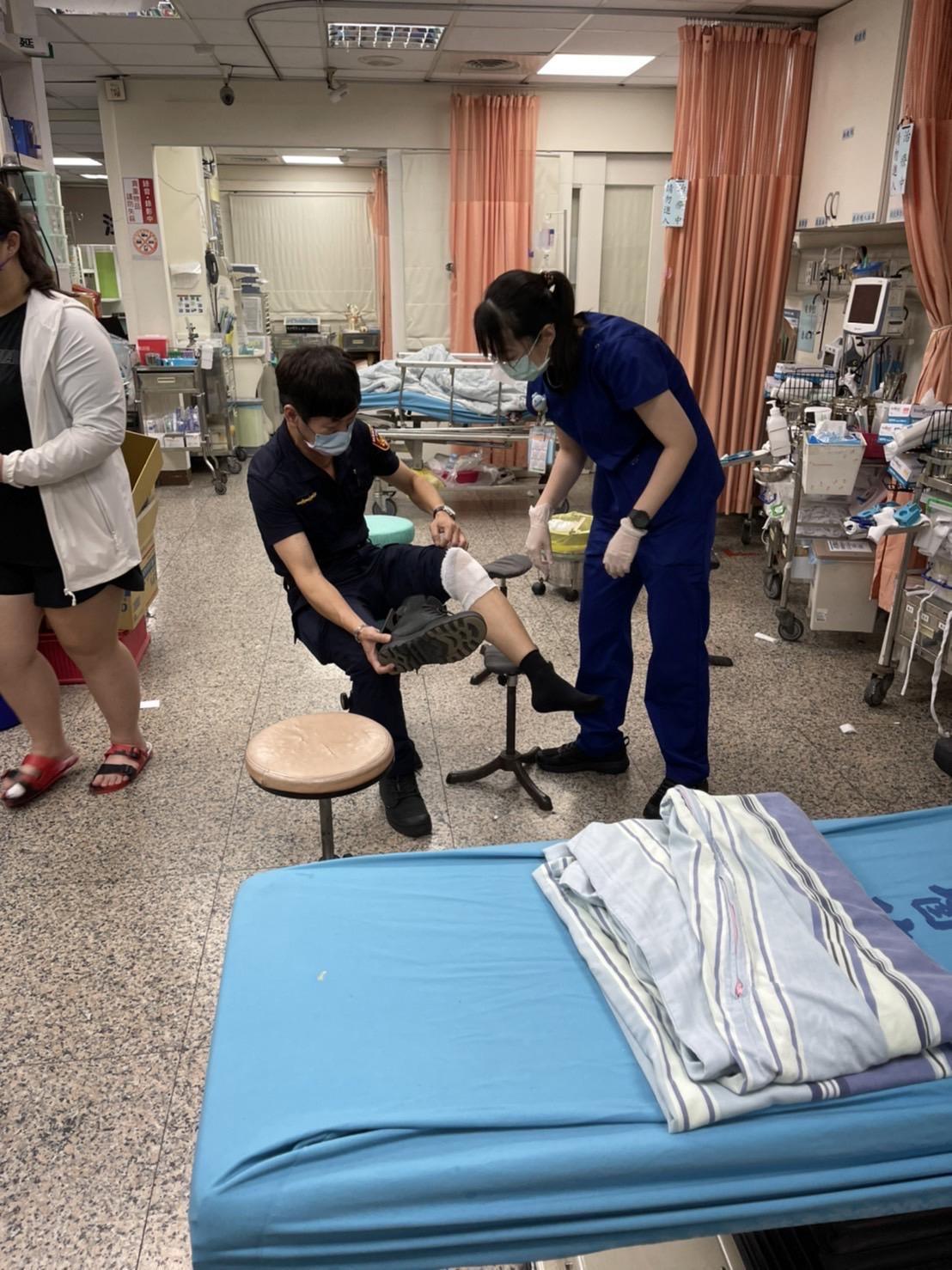 員警為攔停馬男腳部受傷。（鳳山分局提供）