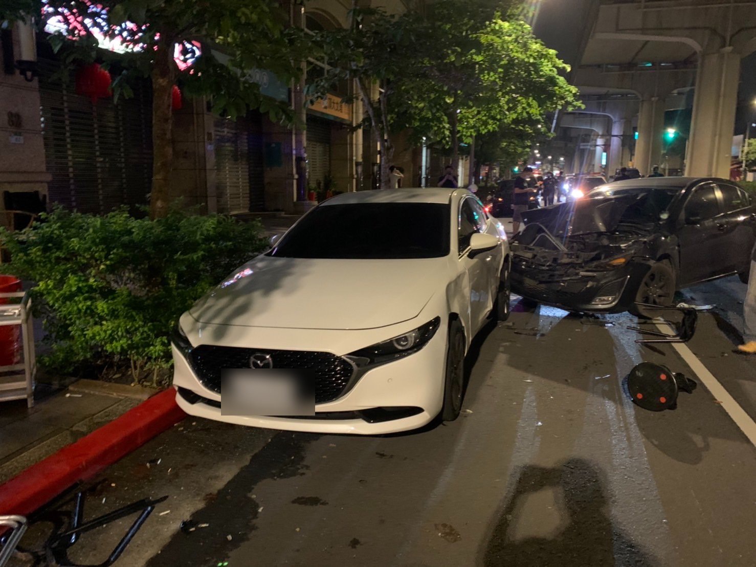 車禍現場一片凌亂。（警方提供）