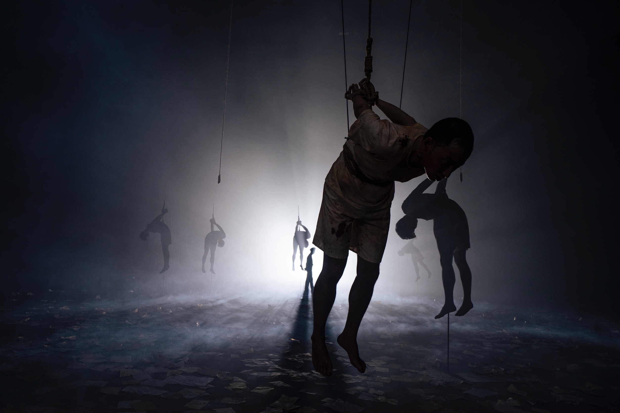 《無法離開的人》中眾多被行刑的受難者。（文化部提供）