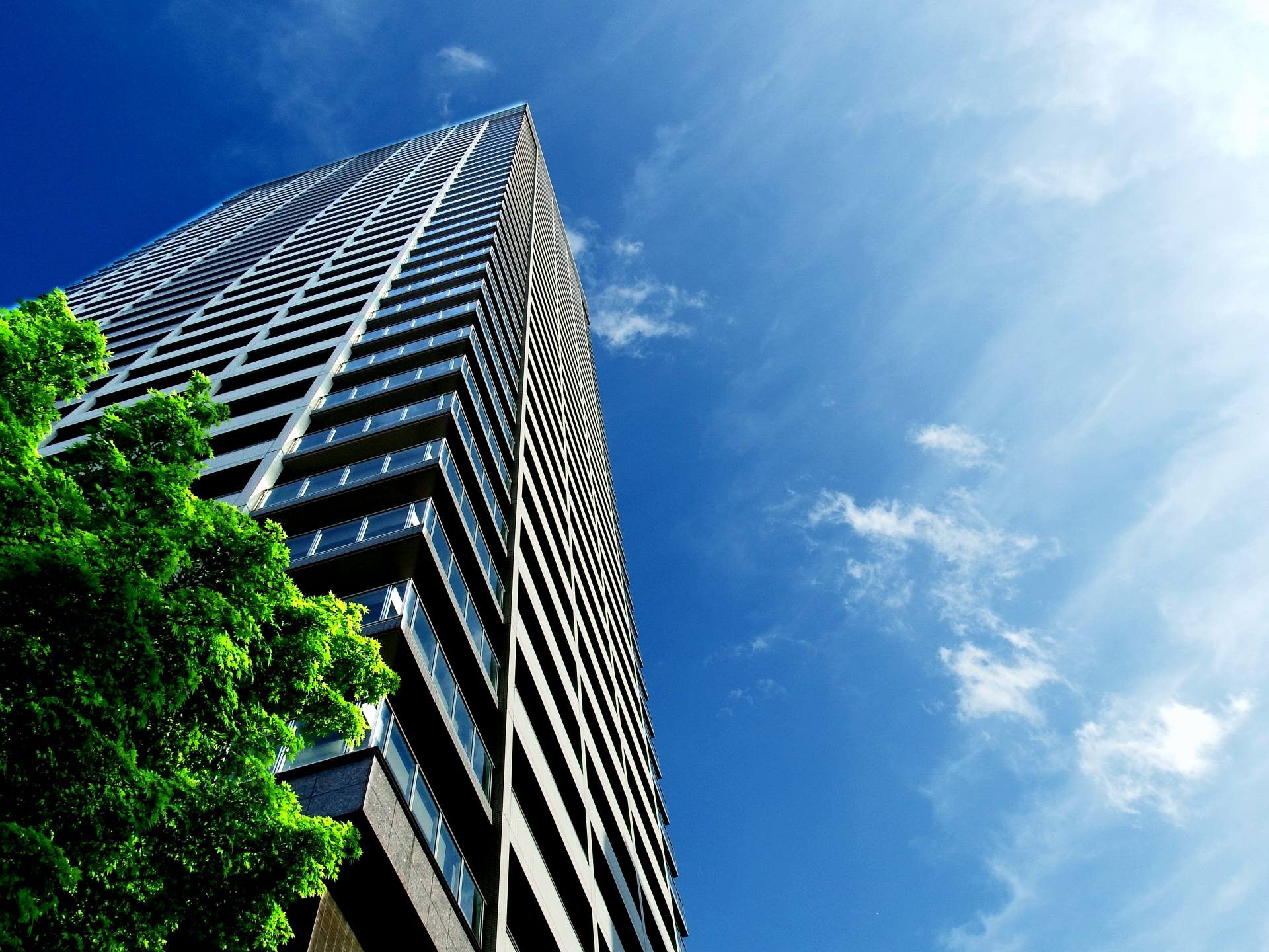 女網友剛畢業就被家裡要求幫忙繳房貸，但媽媽卻強調：「房子以後是哥哥的，妳不要搶。」（示意圖，photoAC）