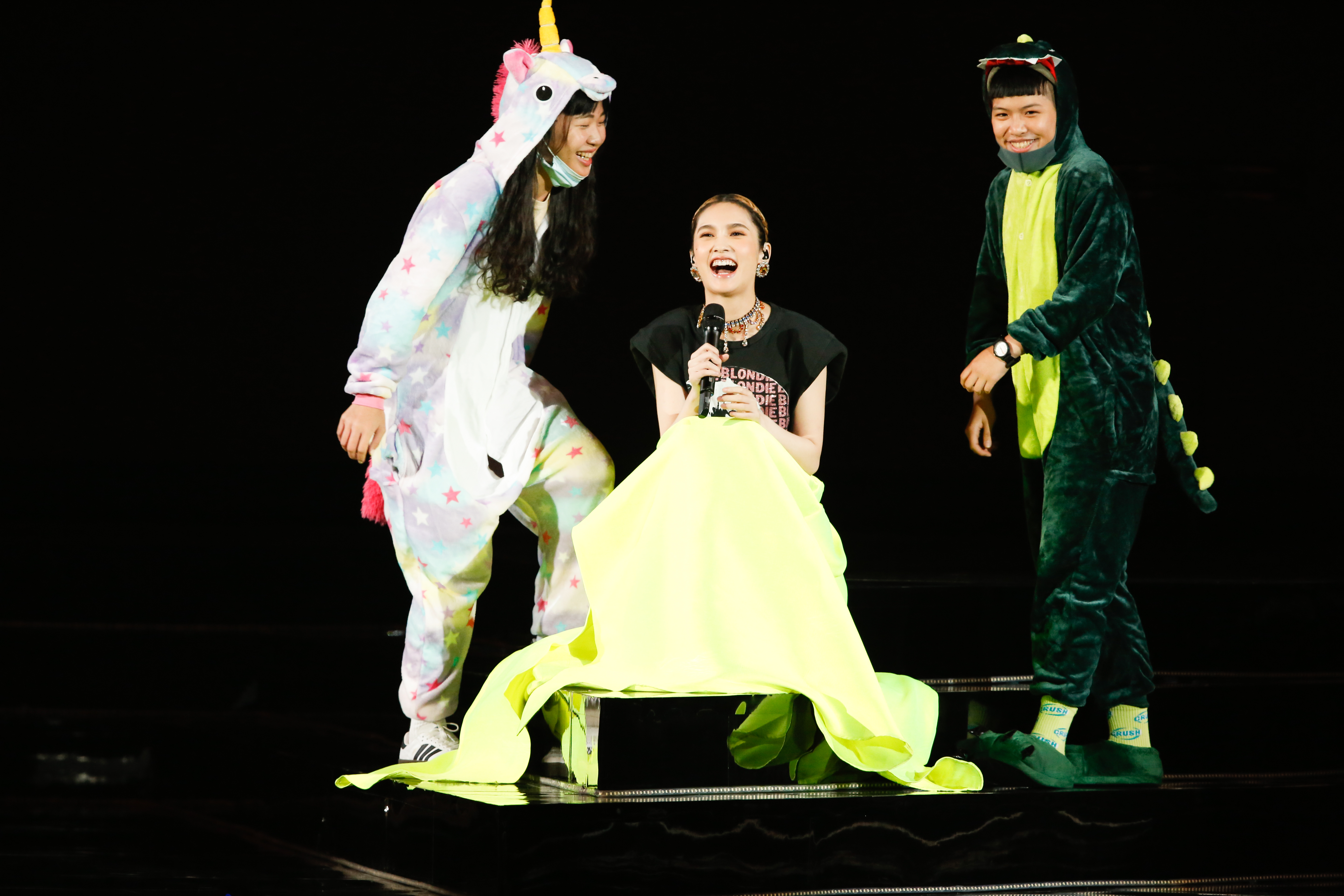 楊丞琳成為話題人物，一句「其實吃海鮮是奢侈的，在那」賺足聲量。