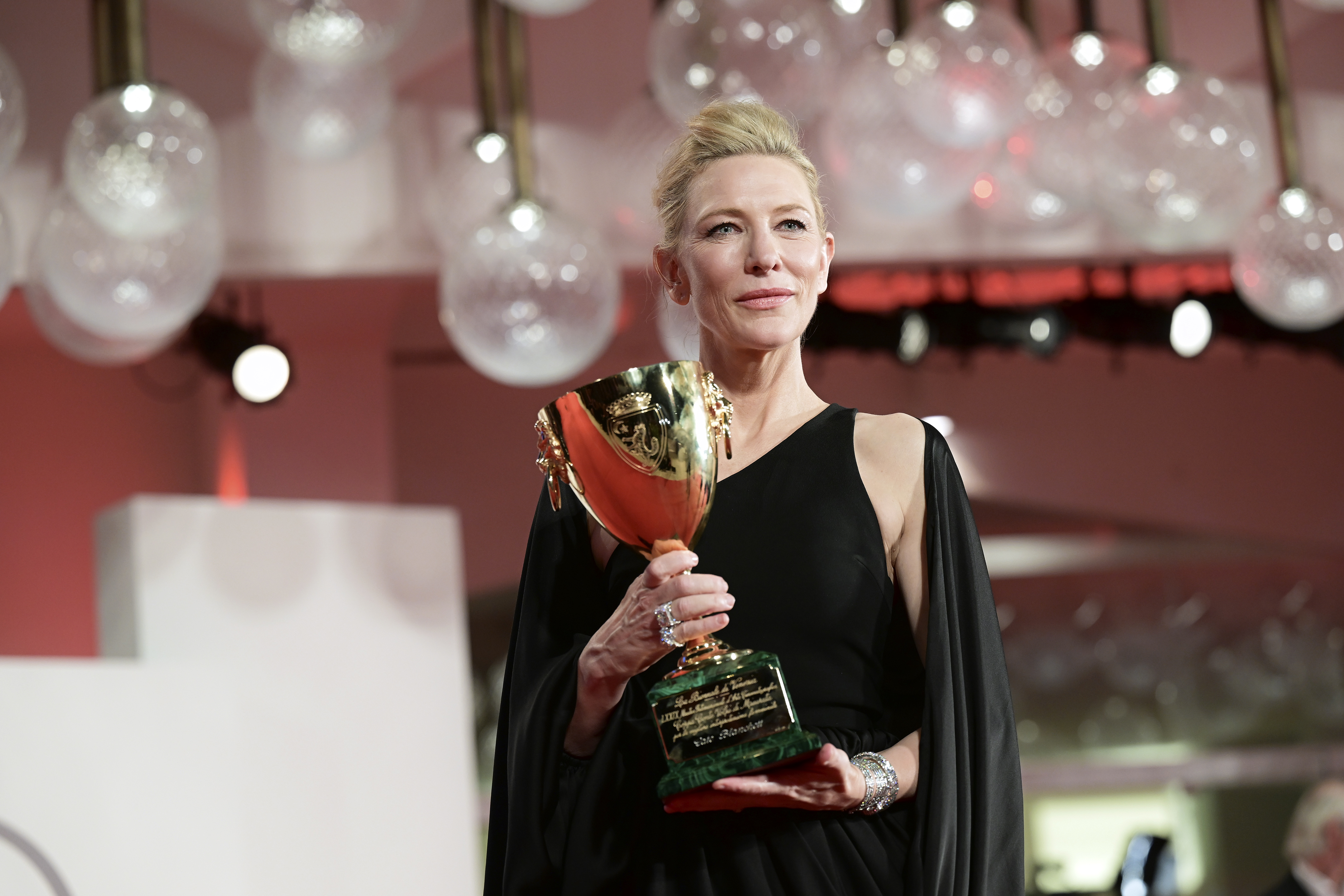 凱特布蘭琪憑飾演德國女指揮家2度於威尼斯影展封后，距離她上次拿下同樣的獎項已有15年。（東方IC）