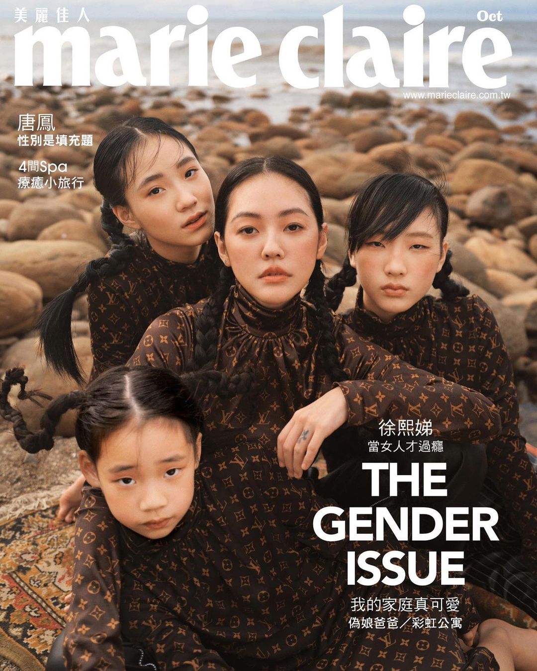 小S（右2）與大女兒許曦文（右）、二女兒許紹恩（左2）、三女兒許曦恩（左）一起登上時尚雜誌《美麗佳人》封面。（翻攝自許曦文IG）