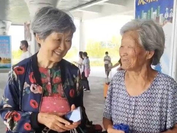 看見高齡104歲的媽媽（圖右）還親自來車站接人，77歲的張女士（圖左）開心的合不攏嘴。（翻攝微博）
