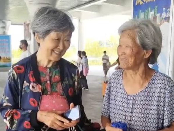 看見高齡104歲的媽媽(圖右)還親自來車站接人,77歲的張女士(圖左)開心的合不攏嘴。(翻攝微博)