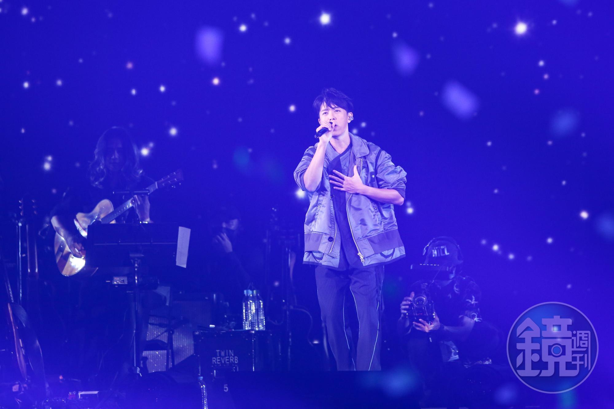 演唱會 空中灑落紙花，都是韋禮安親筆寫下搞笑「韋式哲學」紙條。