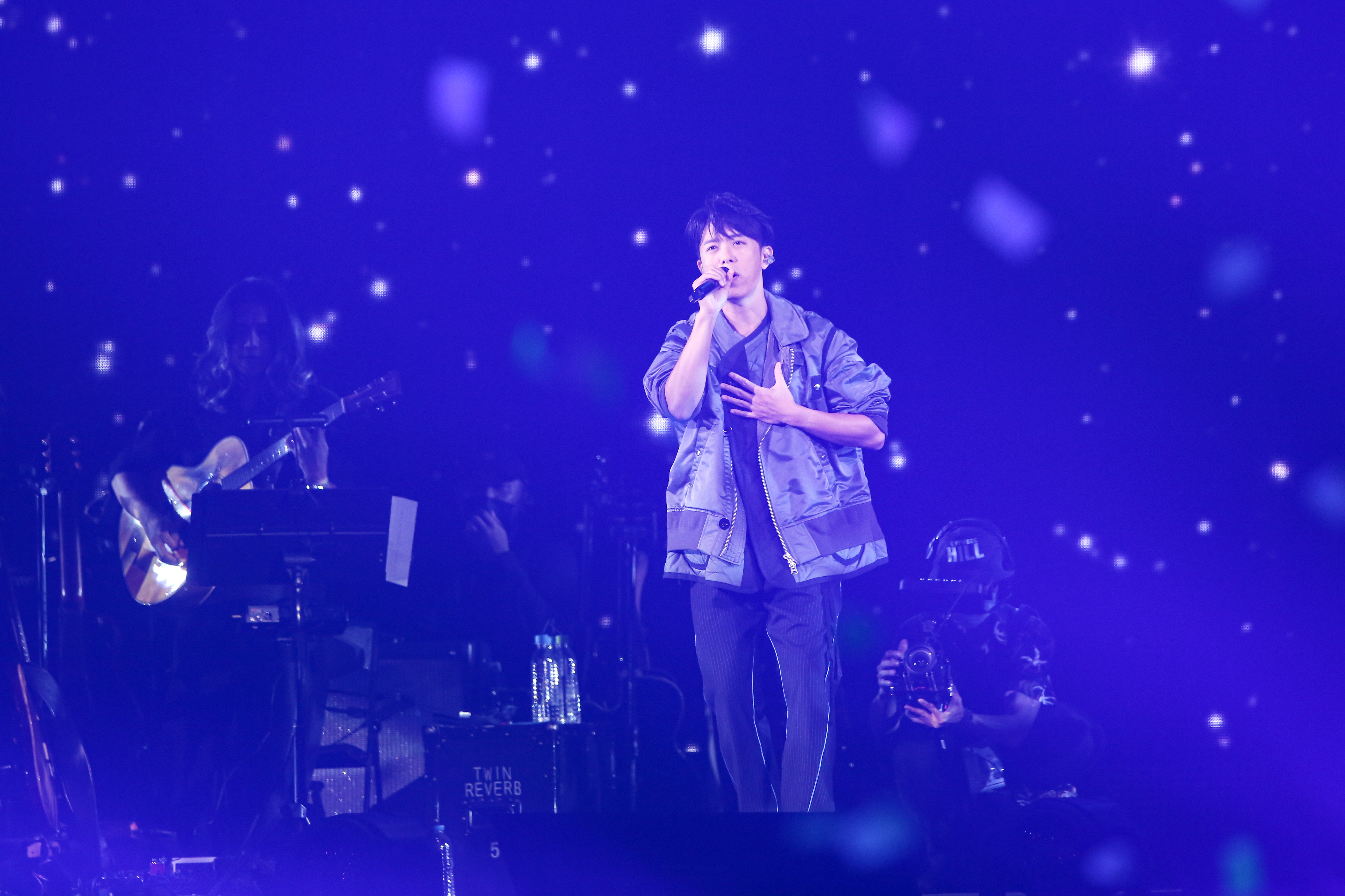 演唱會 空中灑落紙花，都是韋禮安親筆寫下搞笑「韋式哲學」紙條。