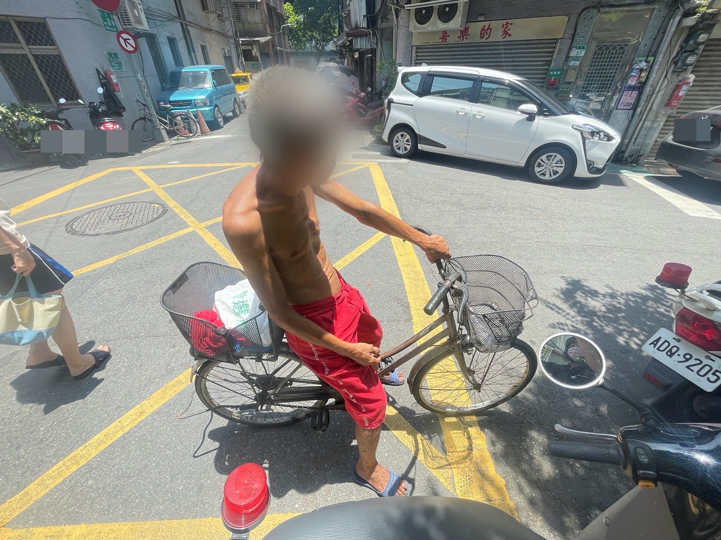 阿伯騎車偷鞋。（翻攝畫面）