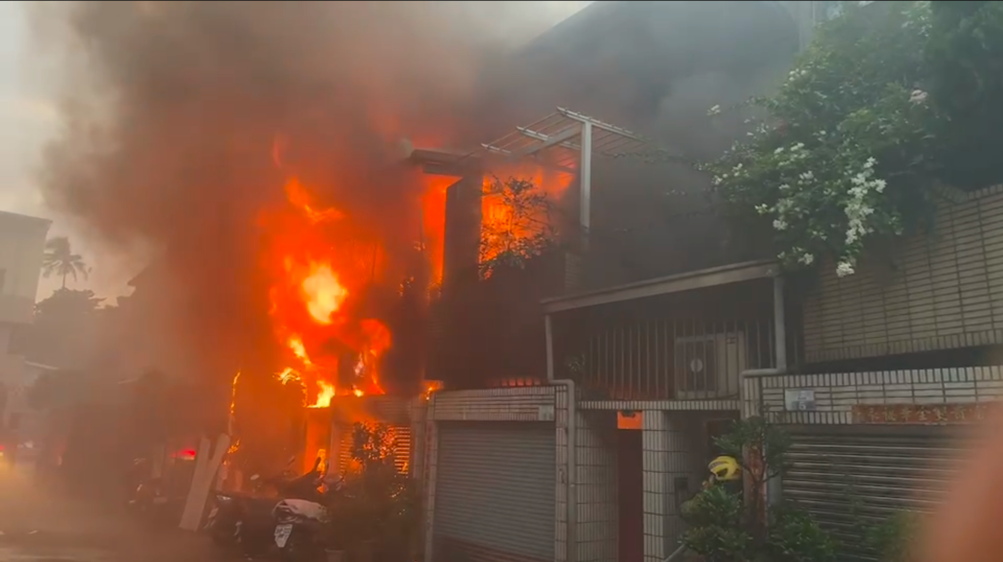 台南一處民宅疑似因電線走火造成火災,祖孫3人身亡。(翻攝自記者爆料網)