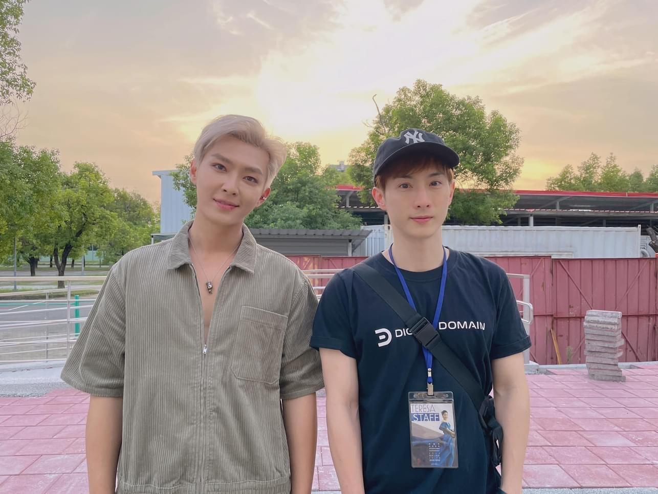 阿本(右)中秋節當天曬出同框傳了萬年緋聞男星炎亞綸的合照。(翻攝自阿本臉書)