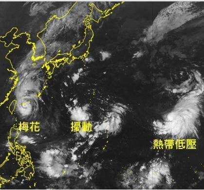 12日4:30紅外線雲圖顯示,熱帶性低壓在日本東南方遠海,今將發展成第13號颱風「莫柏」,向東北轉北進行,與梅花之間有另一熱帶擾動,亦有發展成颱風的趨勢。(翻攝自「三立準氣象•老大洩天機」專欄)
