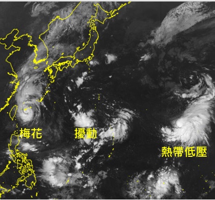 12日4:30紅外線雲圖顯示，熱帶性低壓在日本東南方遠海，今將發展成第13號颱風「莫柏」，向東北轉北進行，與梅花之間有另一熱帶擾動，亦有發展成颱風的趨勢。（翻攝自「三立準氣象•老大洩天機」專欄）