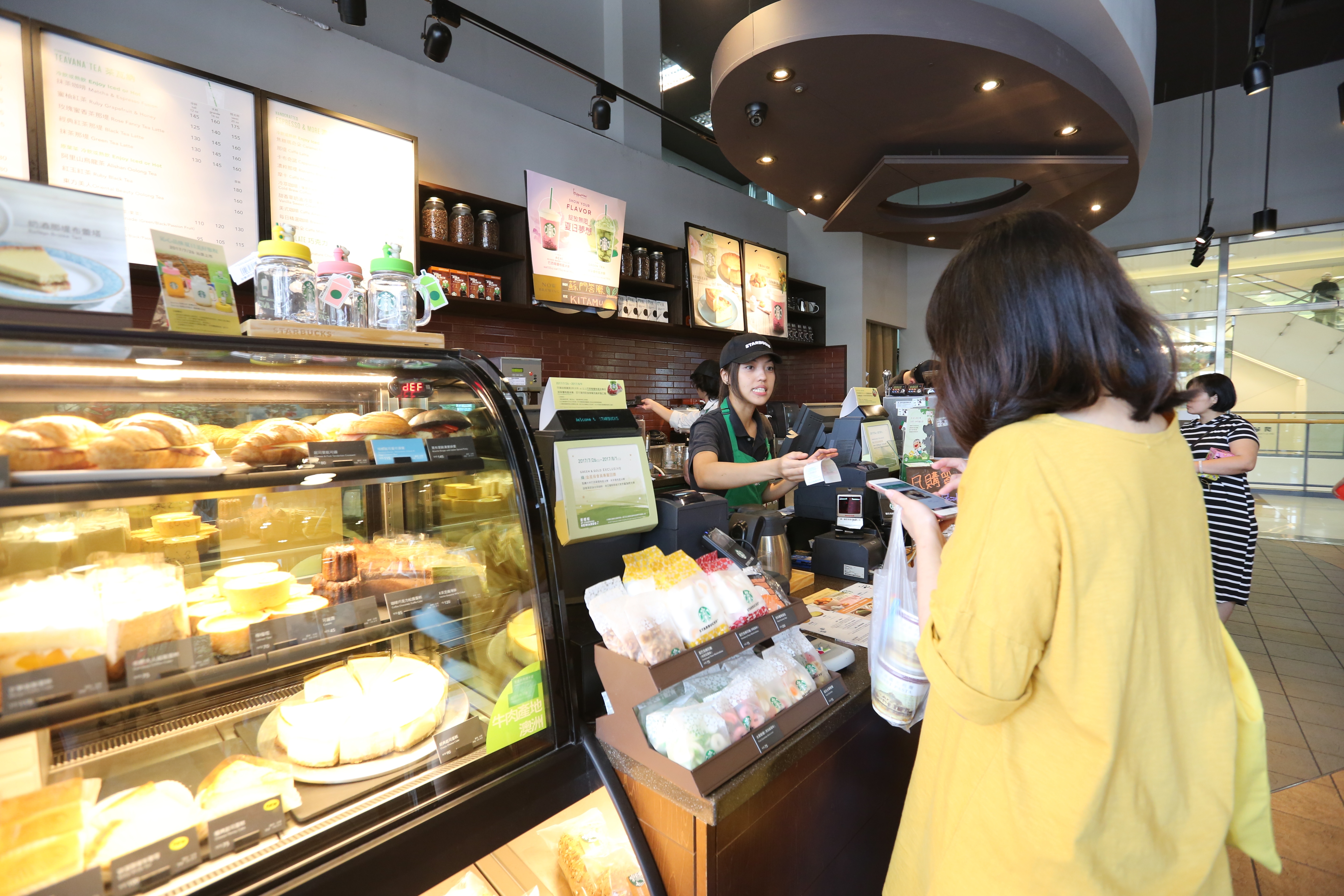 不只超商，星巴克力挺上班族開工，今明2天祭出限時「買一送一」。（示意圖，本刊資料照）