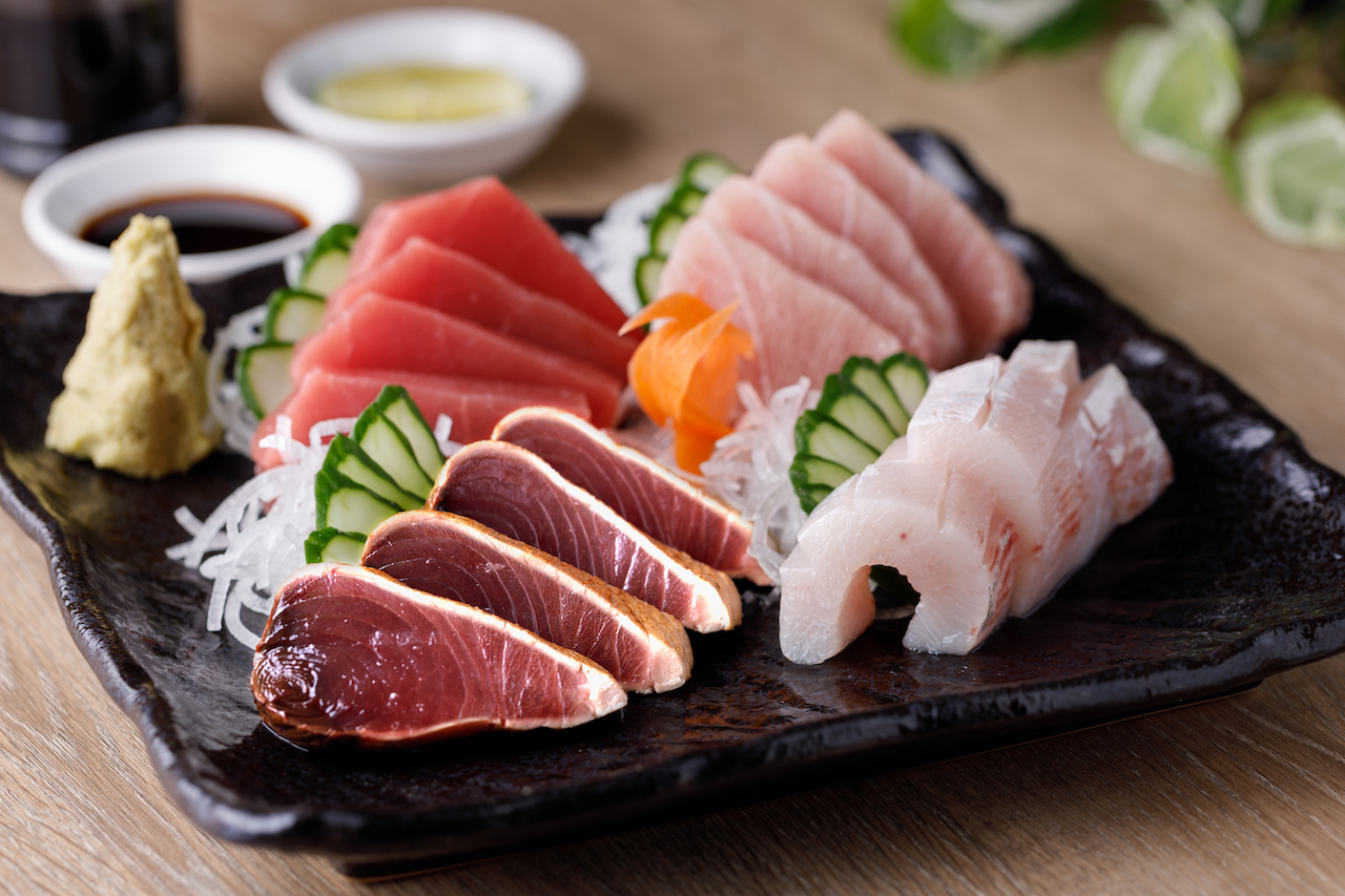 秋季到了，台東成功漁港的黃旗鮪魚（左上，順時針）、白旗魚、野生紅魽及鰹魚正肥美。（旗遇海味，950元／份）