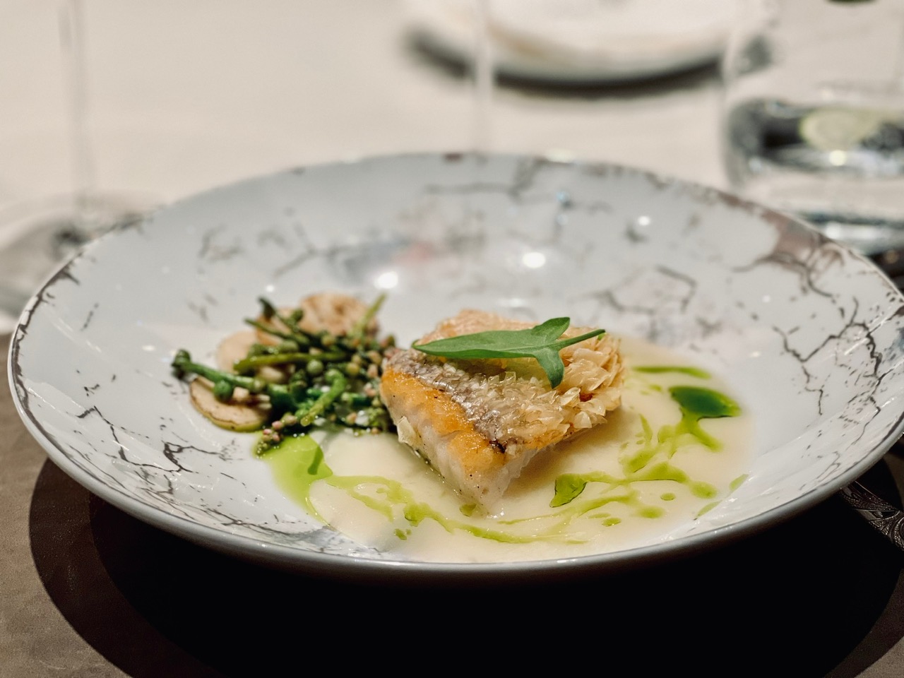 「野生磯釣鮮魚」，以高溫油淋「立鱗燒」的方式處理馬頭魚。