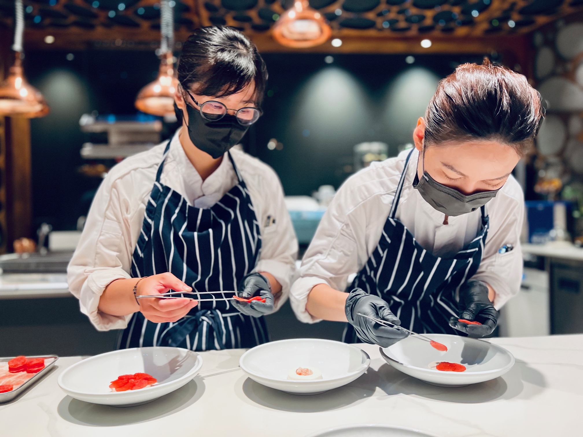 甜點出自香港甜點主廚（右）的巧手。一樣以桌邊現做方式呈現。