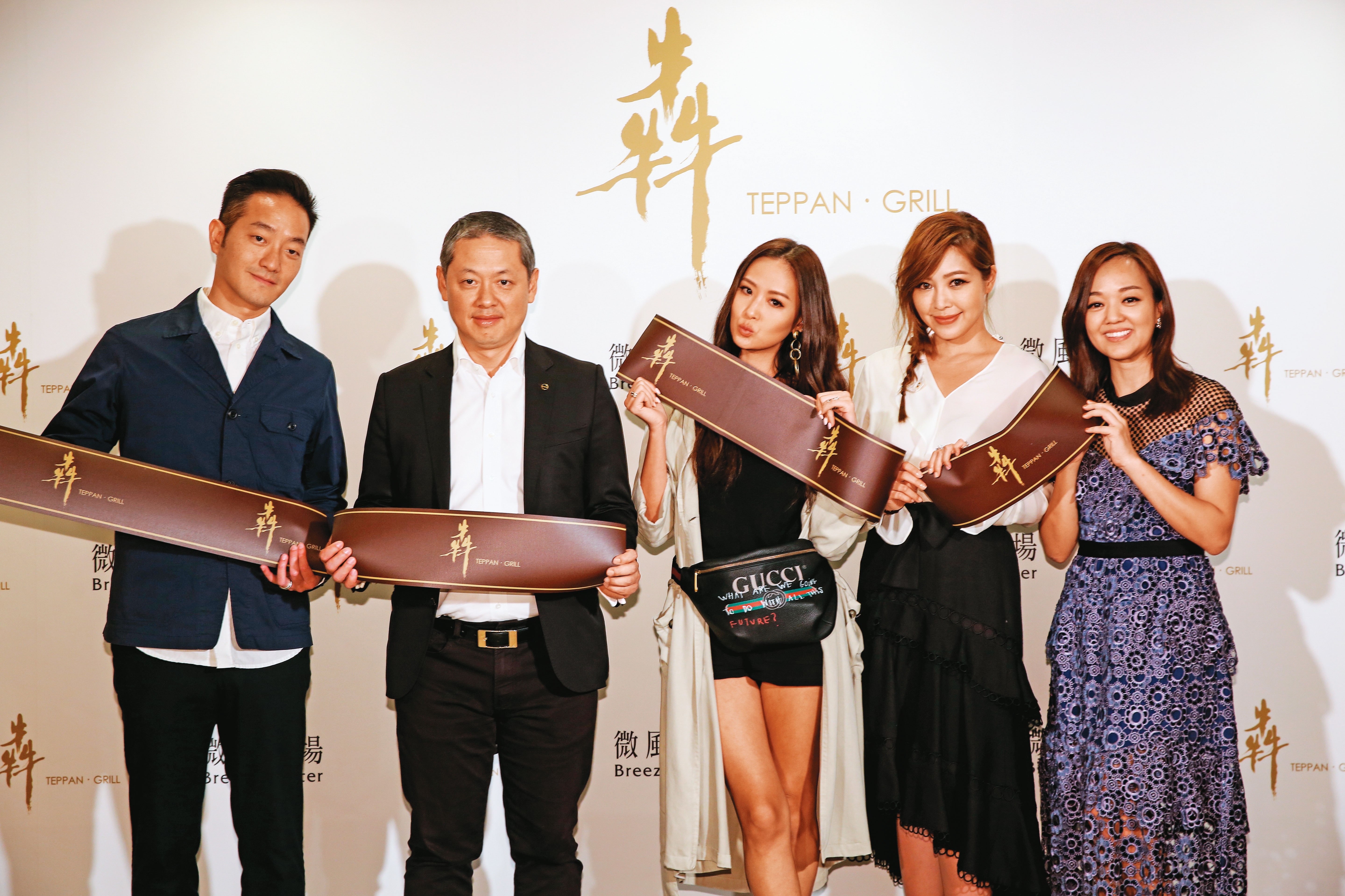微風董事長廖鎮漢（左2）與顧奇明（左1）夫婦交好，成為犇鐵板燒進軍百貨美食的重要推手。
