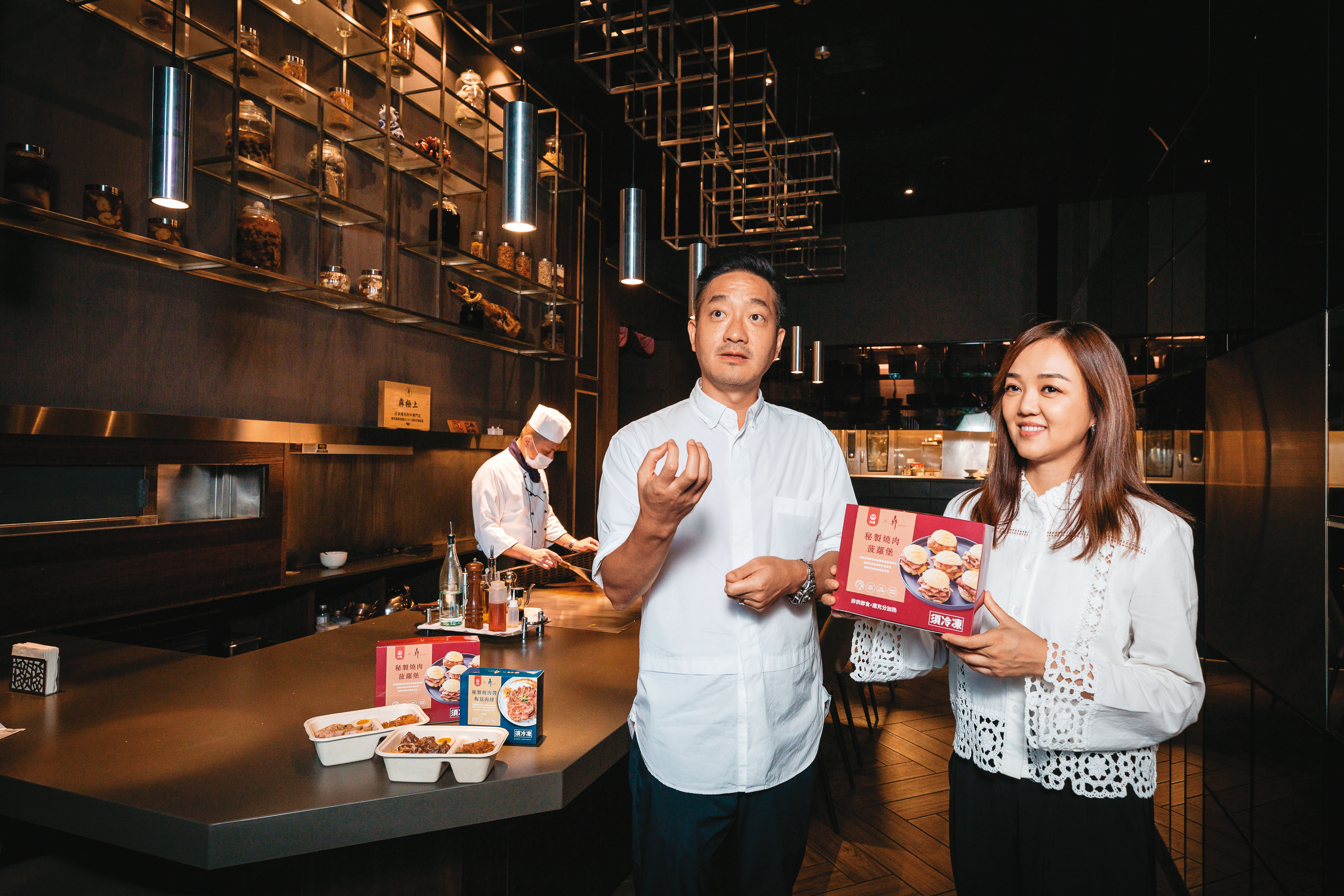 顧奇明（左）搶攻電商，聯手楊欣（右）將店內招牌「沙朗菠蘿包」變身成7-11電商熱銷商品。