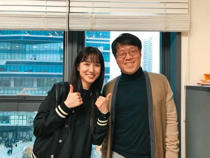 大學教授金炳建（右）擔任自閉症專業知識的諮詢顧問，為朴恩斌（左）飾演的禹英禑提出許多意見。（翻攝自《世界日報》）