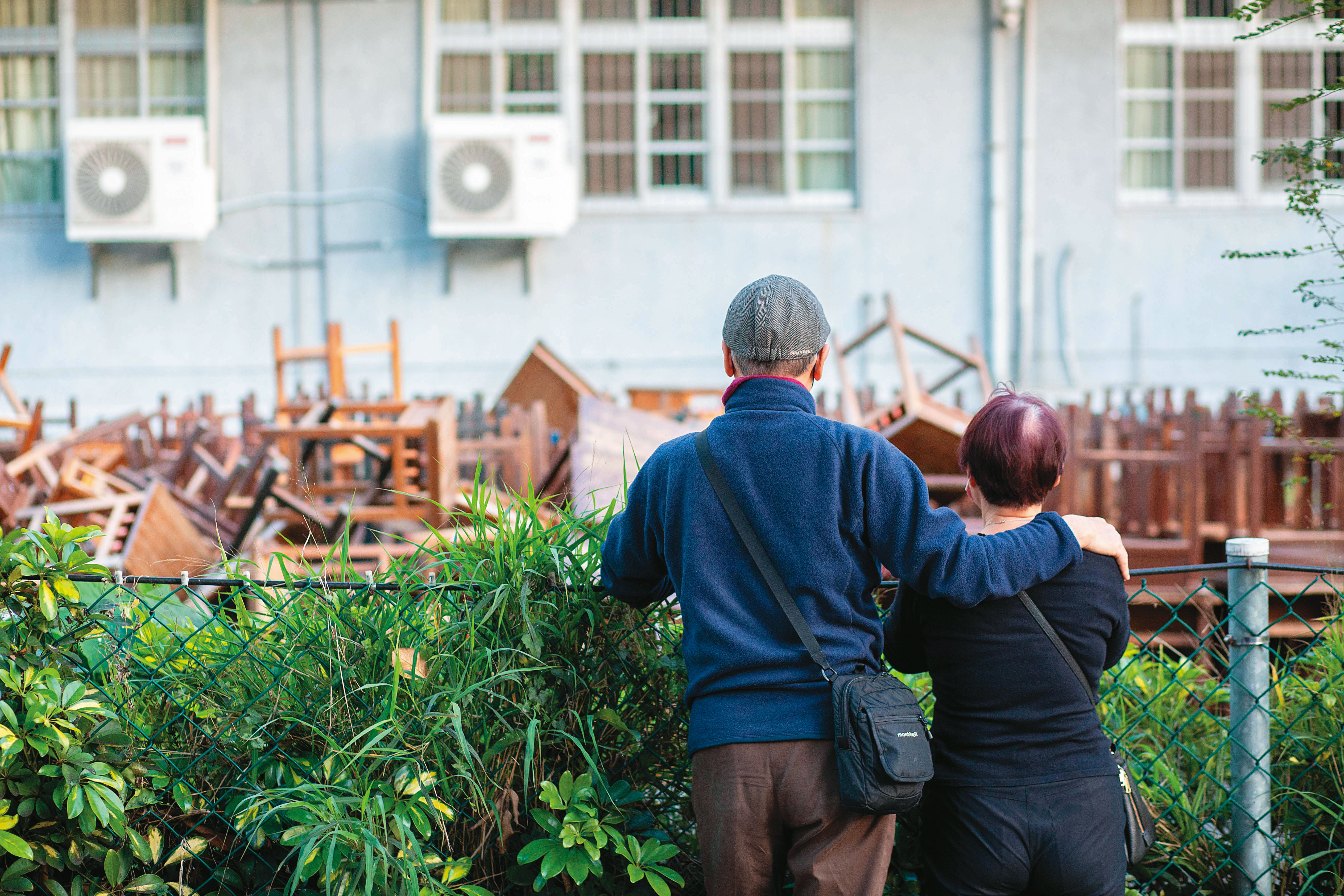 陳姓代理教師輕生1年來,她母親精神崩潰,無法面對女兒的死。死者姨丈蘇龍華(左)四處陳情,希望還給死者公道。右為死者阿姨江秀春。