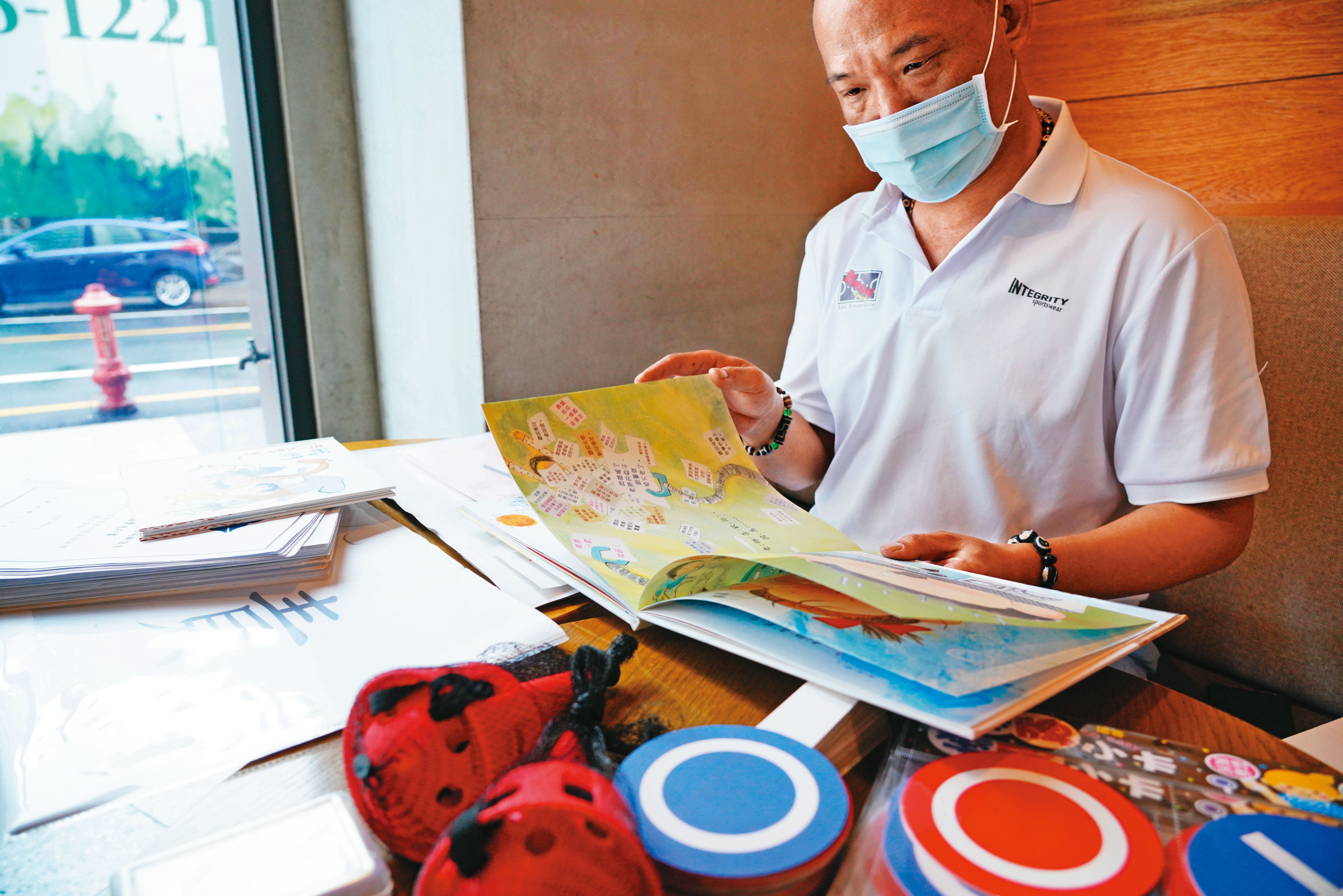 陳老師的哥哥陳觀心近日接受訪談。他說妹妹留下大量繪本、教具，家屬送了許多給人，1年都還沒送完。