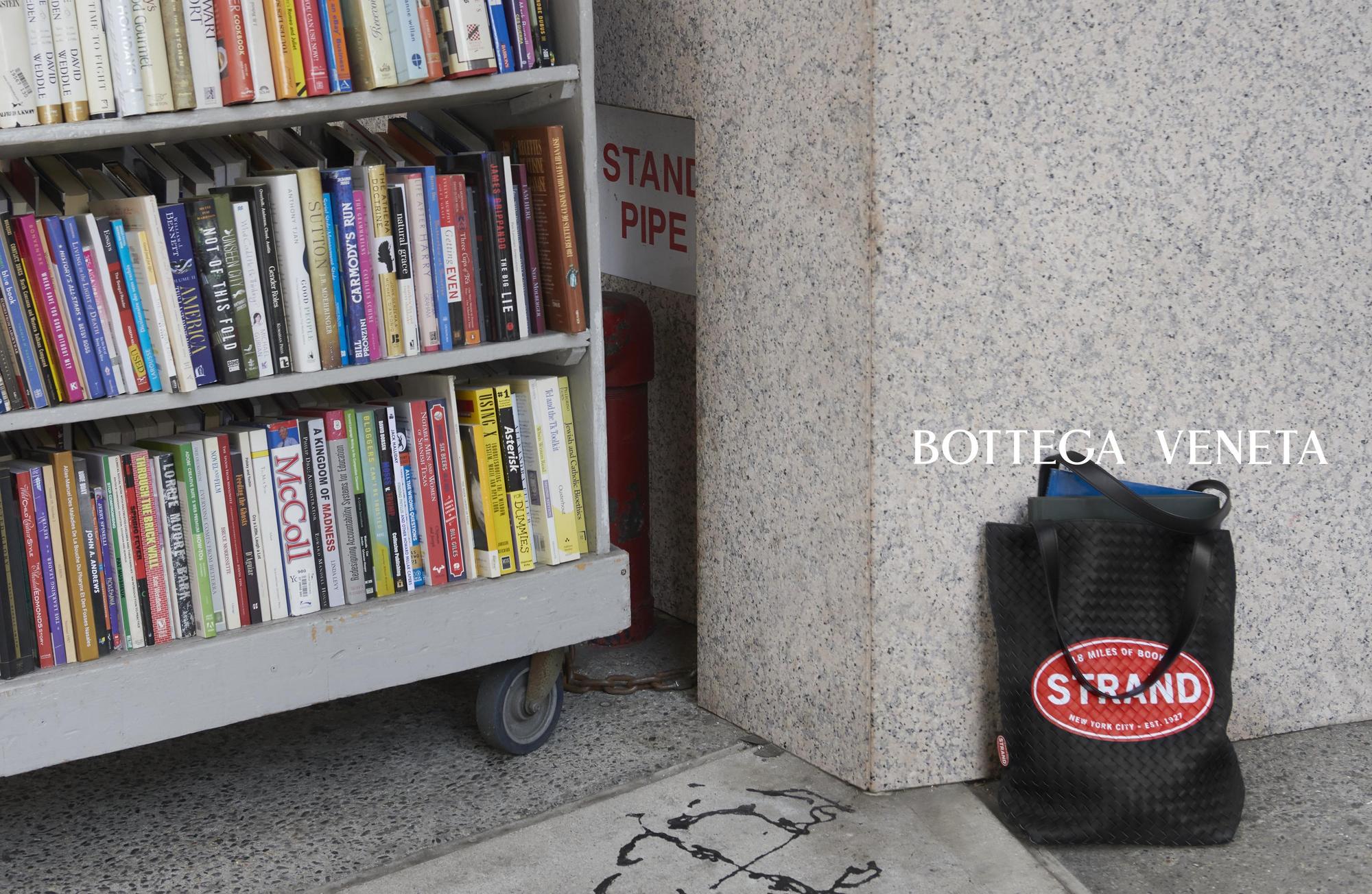 結合了品牌編織工藝以及書卷氣質的Strand托特包。價格店洽(BOTTEGA VENETA提供)