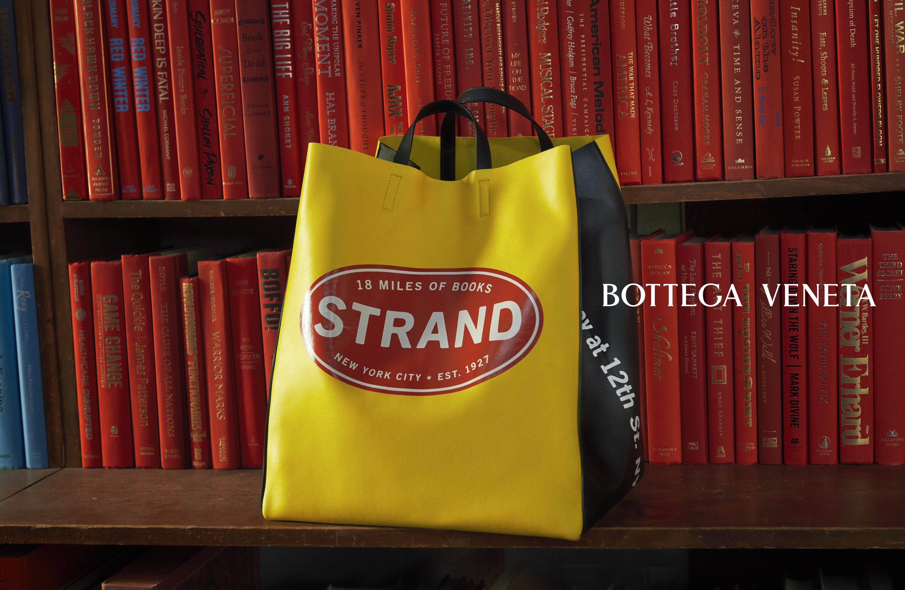 鮮黃皮革上搭配The Strand紅色logo字體,辨識度百分百。(BOTTEGA VENETA提供)