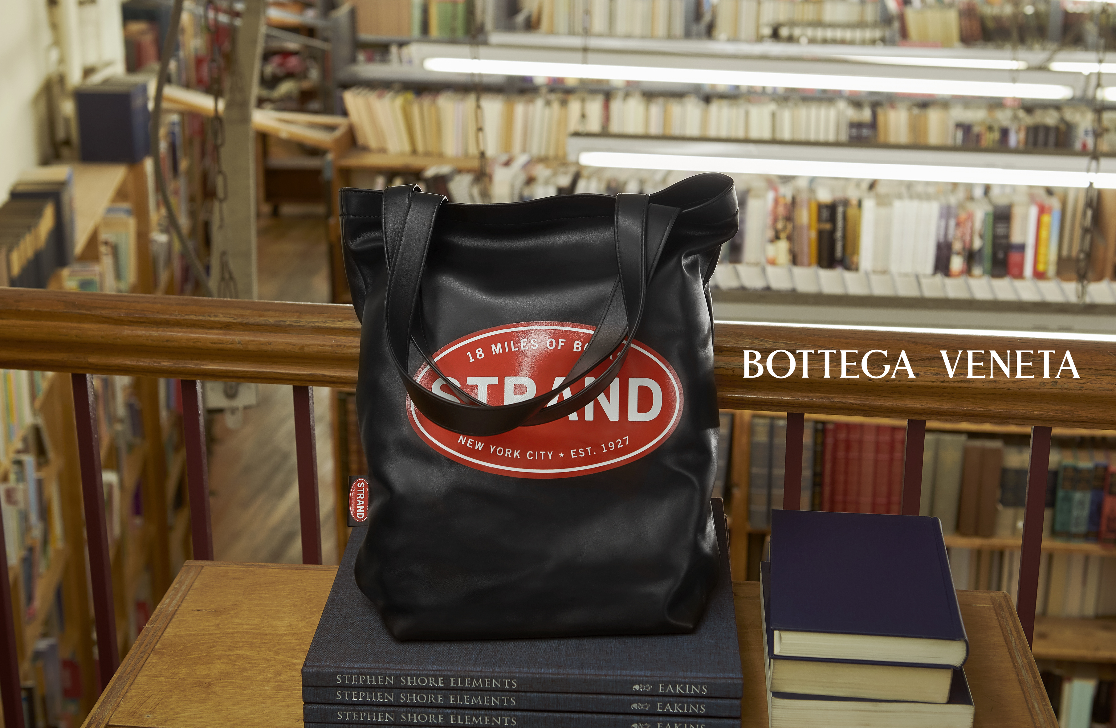 BV創意總監Matthieu Blazy為Strand托特包設計了三款限量款。(BOTTEGA VENETA提供)