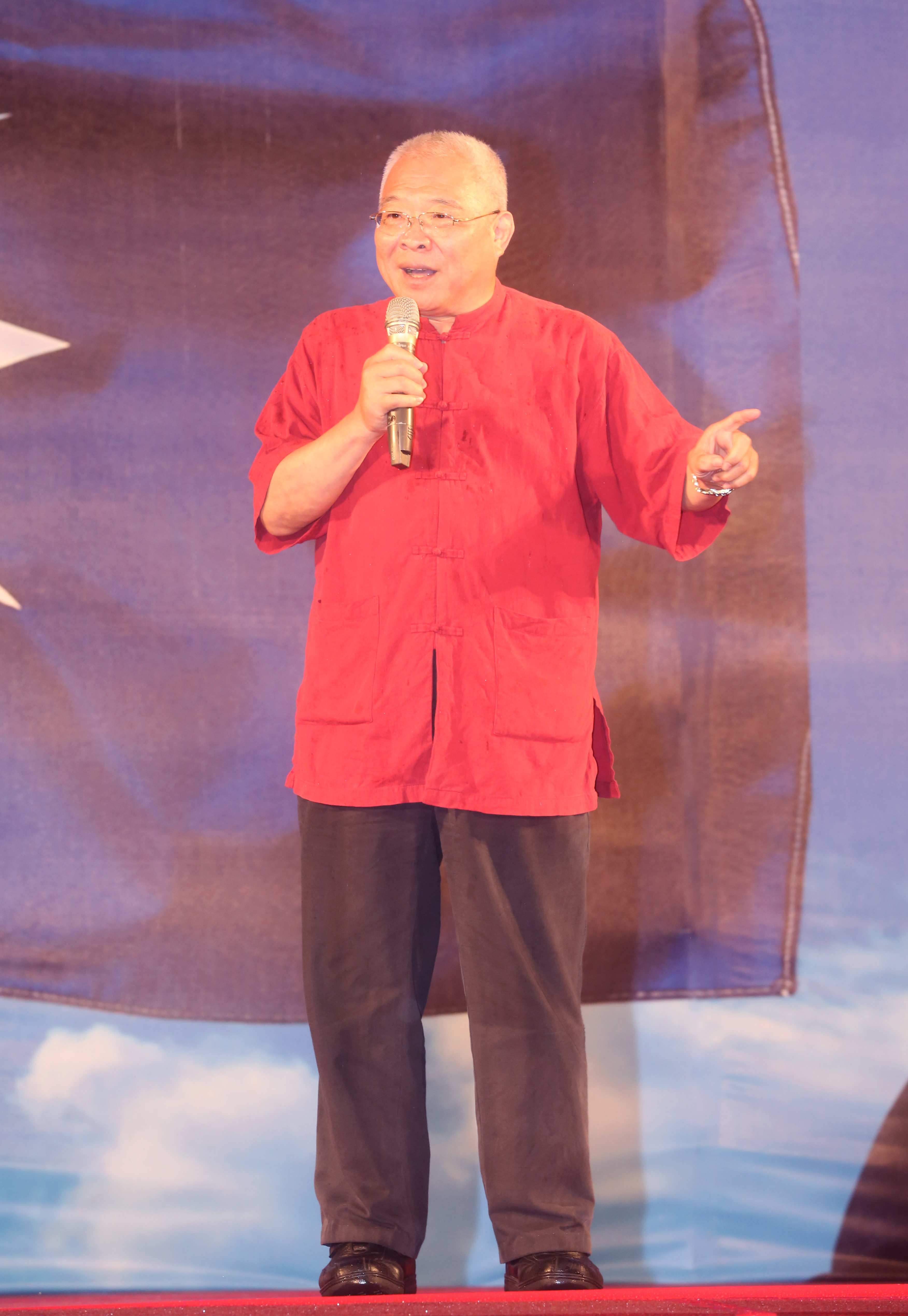 劉建國說，他年輕時受到「台灣第一民主戰艦」朱高正的政治啟蒙，才會走上選舉的路。