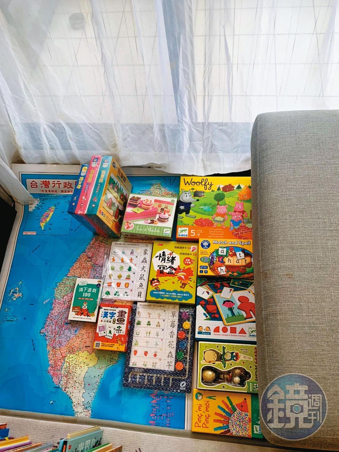 陳老師身後留下大量教具、教案，尚未送出的部分書籍，家屬整理好，放在家中。（家屬提供）