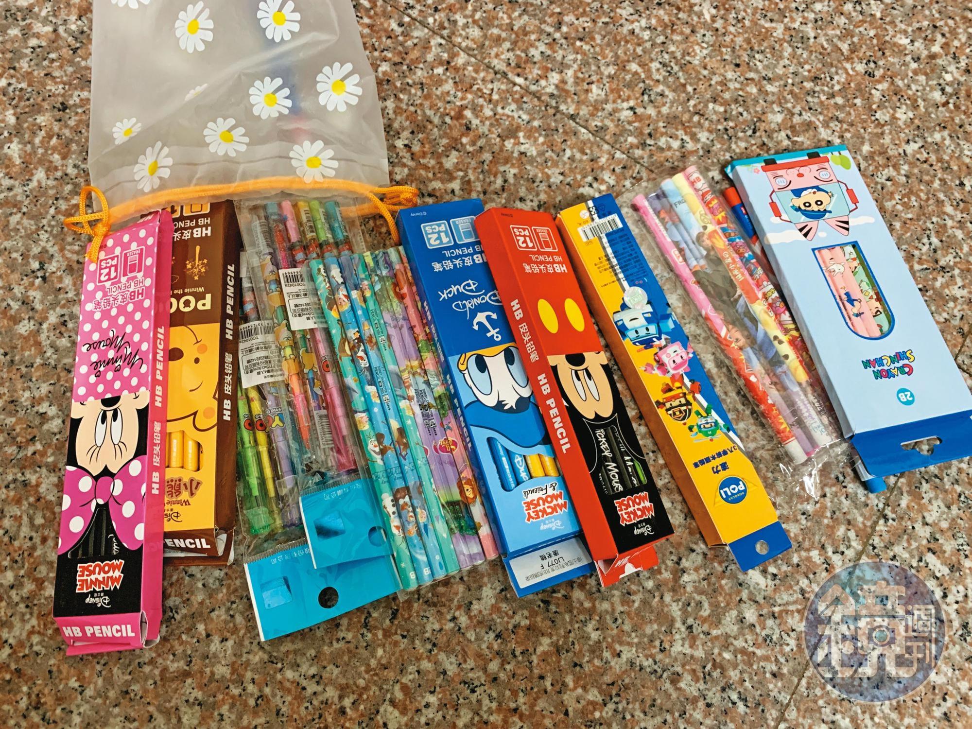 陳老師的家屬說,她常自費買教具、繪本。圖為她留下的大批文具。(家屬提供)