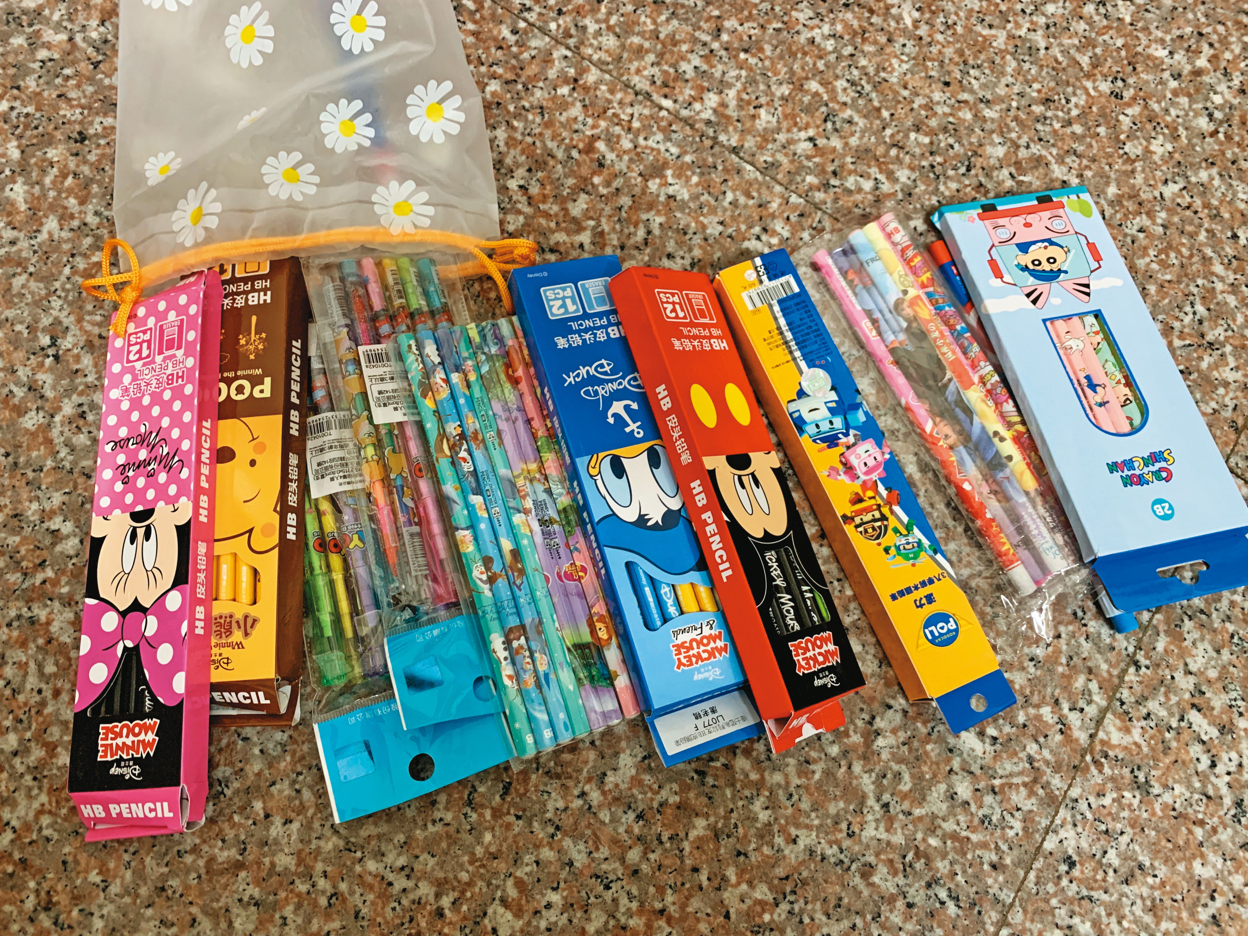 陳老師的家屬說，她常自費買教具、繪本。圖為她留下的大批文具。（家屬提供）