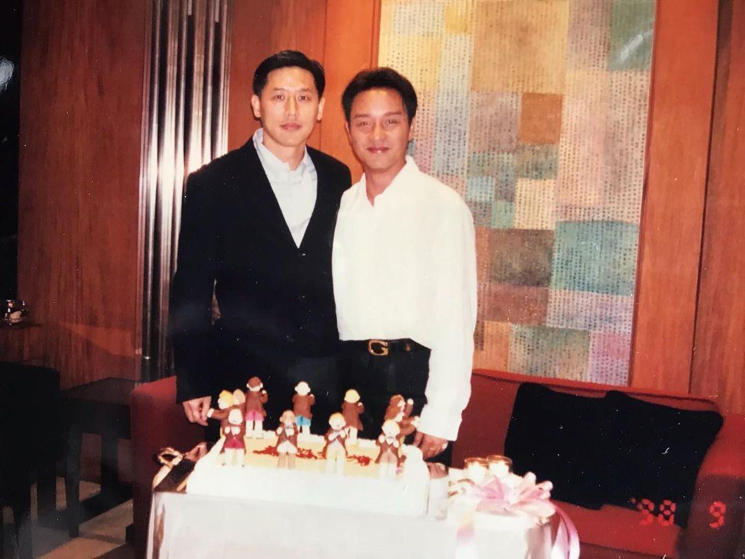 張國榮(右)66歲冥誕,生前伴侶唐鶴德(左)準時曬出兩人恩愛舊照祝他生日快樂。(翻攝自唐鶴德IG)