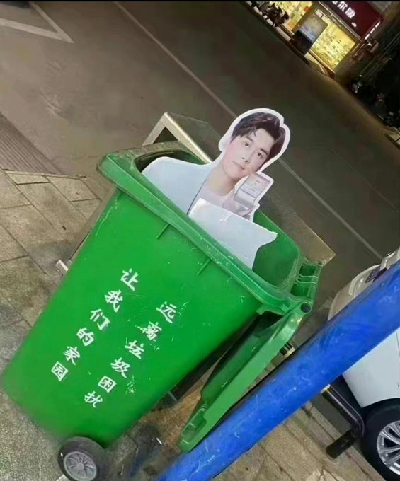 李易峰的看板直接被丟進垃圾桶。（翻自微博）